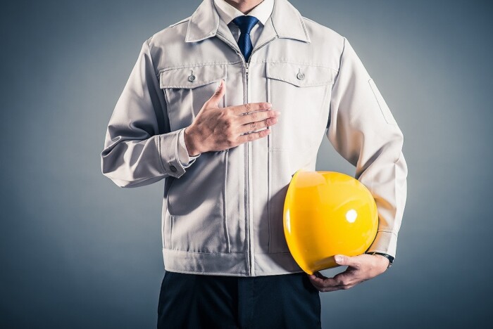 通信設備工事の作業中の技術者